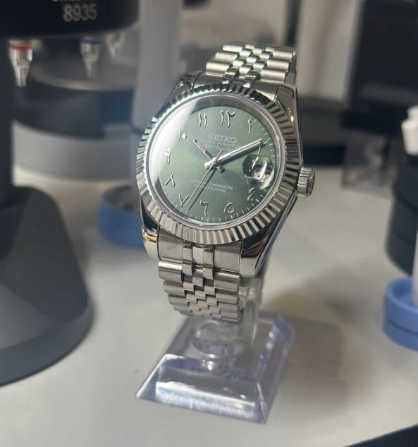 Seiko Mods Datejust Mint Green Arabic Right Angle
Right side angle view highlighting mint green dial and fluted bezel under light
