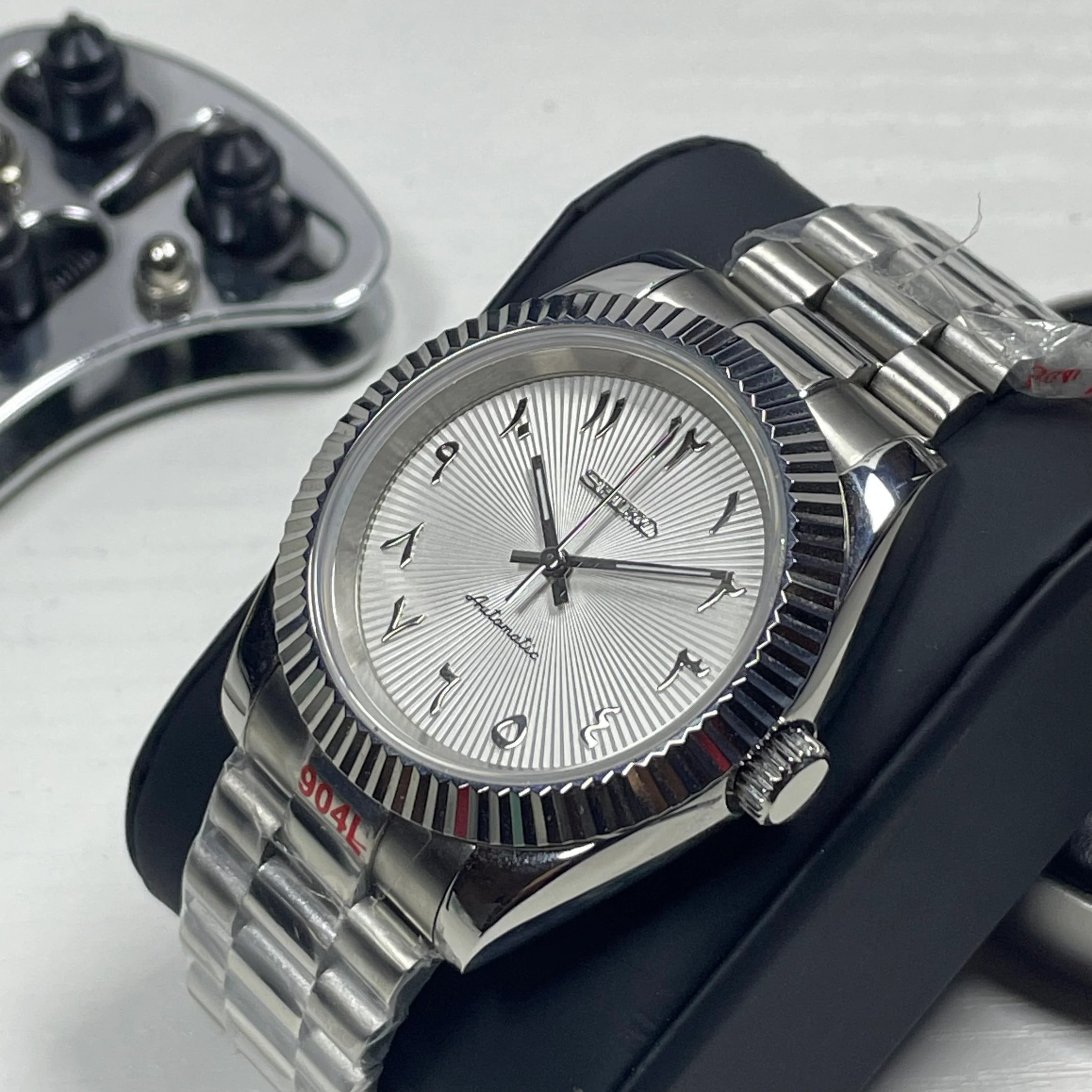 Seiko Mod Datejust White Textured Arabic right angle close up of fluted bezel, brushed bracelet and Arabic numerals.