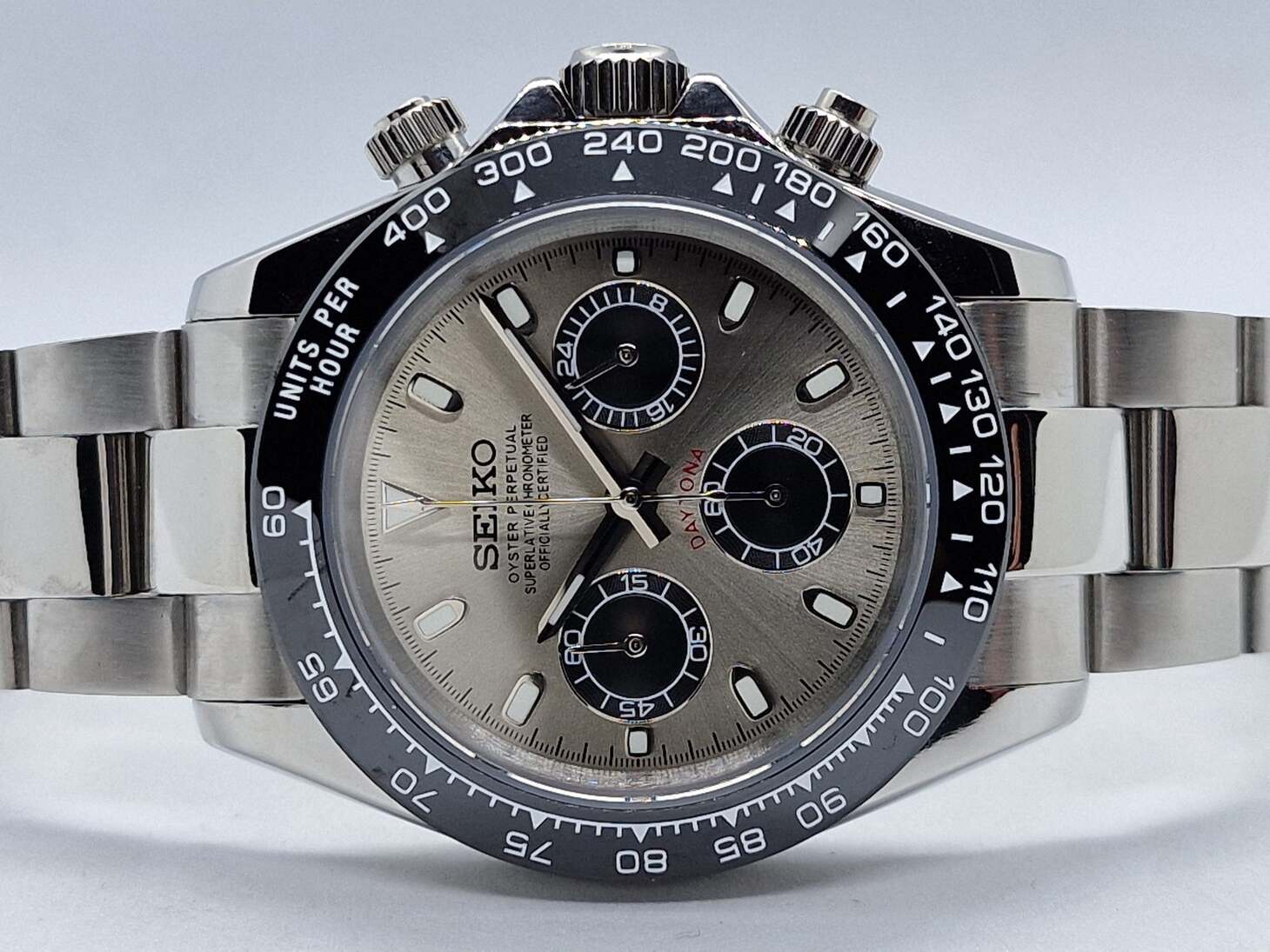 Horizontal angle of Seiko Mod Daytona in champagne dial, black bezel and contrasting subdials.
