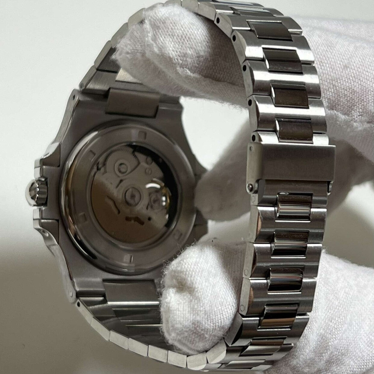 Transparent case back Seiko Mod Nautilus Minimalist focusing on rotor and gear components