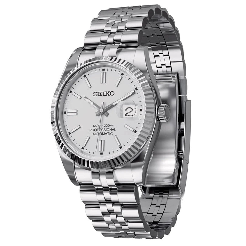 Seiko Moddys Datejust Bright Silver - silberne automatische Armbanduhr aus Edelstahl mit geriffelter Luenette und Datumsanzeige in Seitenansicht