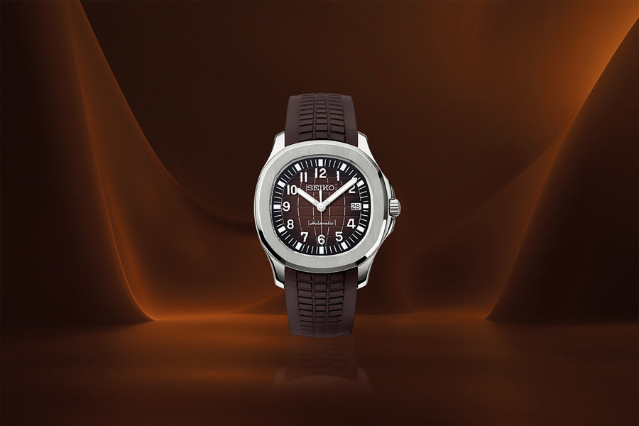 Seiko Mod Seikonaut in Braun mit robustem Kautschukarmband vor schokoladenbraunem Hintergrund