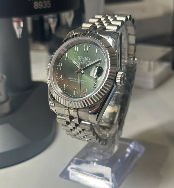 Seiko Mods Datejust Mint Green Arabic Right Angled View
Slight right three quarter perspective showing mint green Arabic numerals and shine