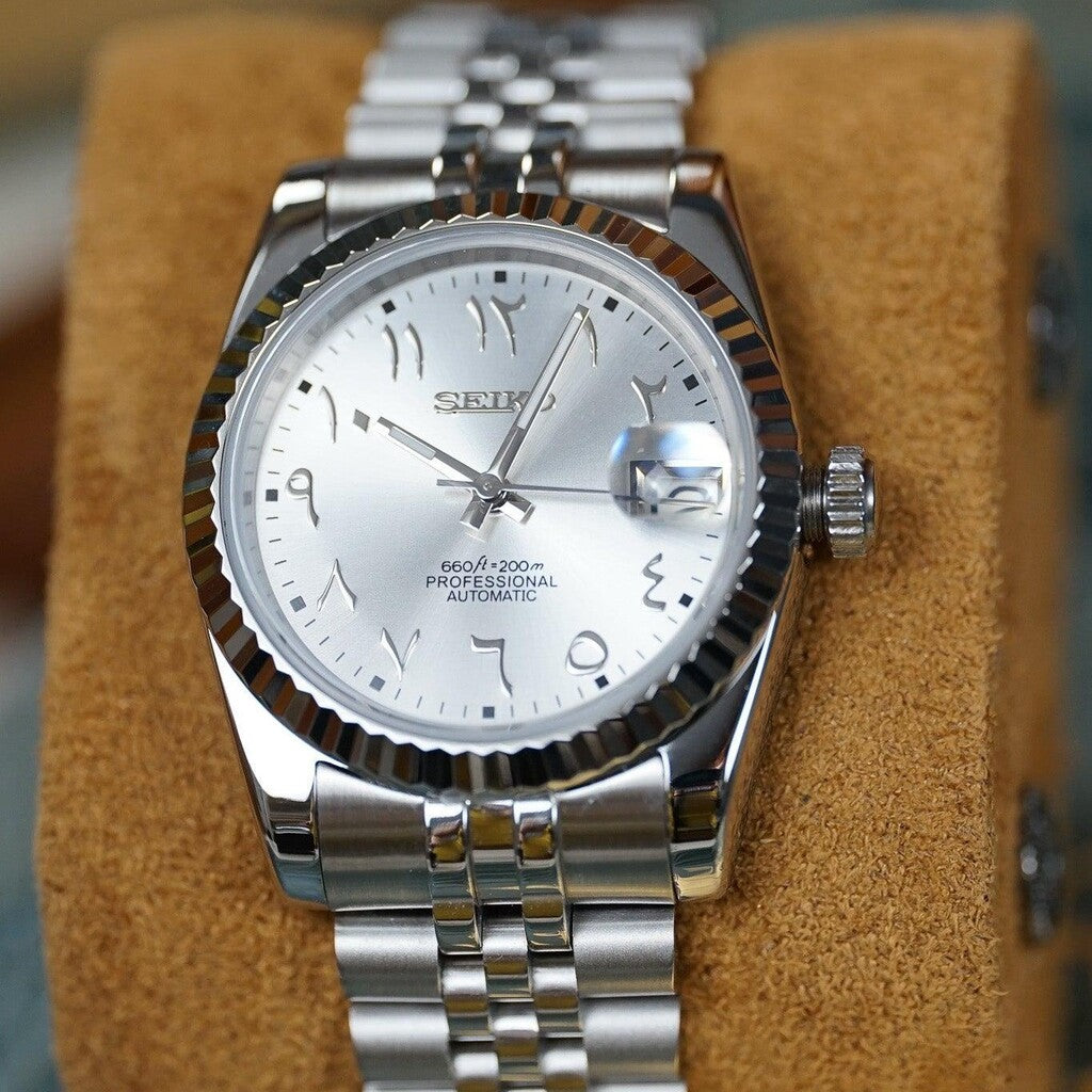 Seiko Moddys Datejust Silver Arabic – front view: stainless-steel watch shown from the front, featuring a radiant Silver  dial with applied Arabic numerals and a polished fluted bezel.