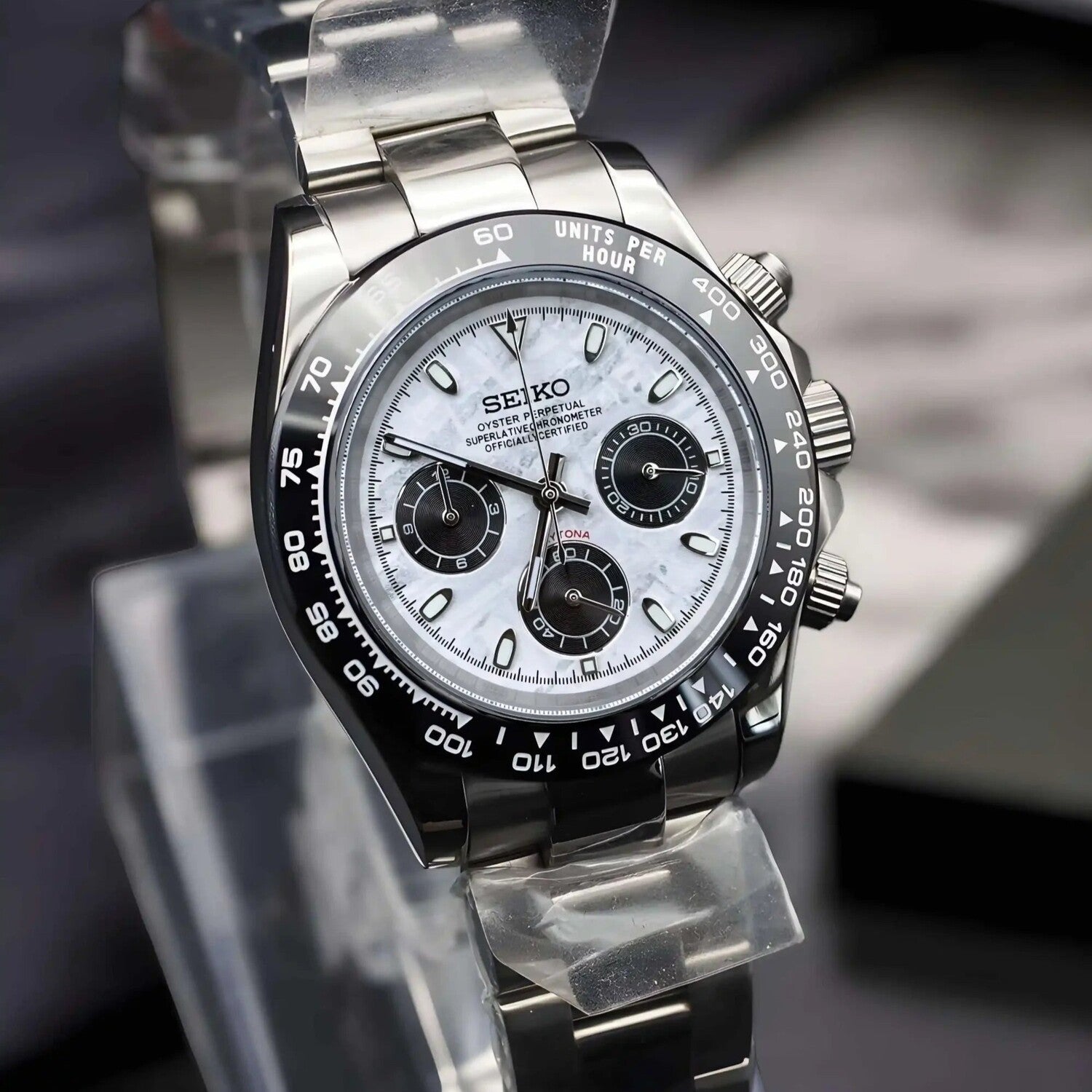 Left-angled perspective of Seiko Mod Daytona with meteorite dial and black subdials, highlighting the polished case and bracelet links.