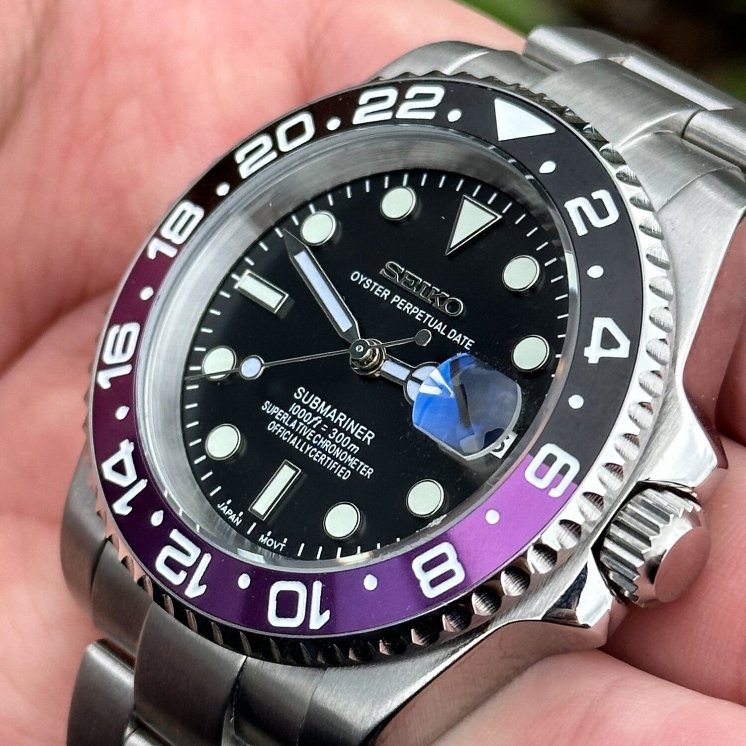 Right close up Seiko Mod GMT Joker highlighting bezel gradient and luminous hour markers