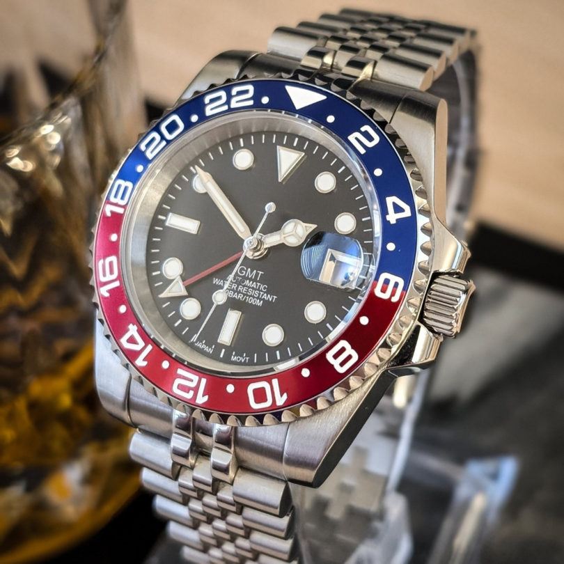 Angled right close up Seiko Mod GMT Pepsi highlighting polished lugs and bezel reflection