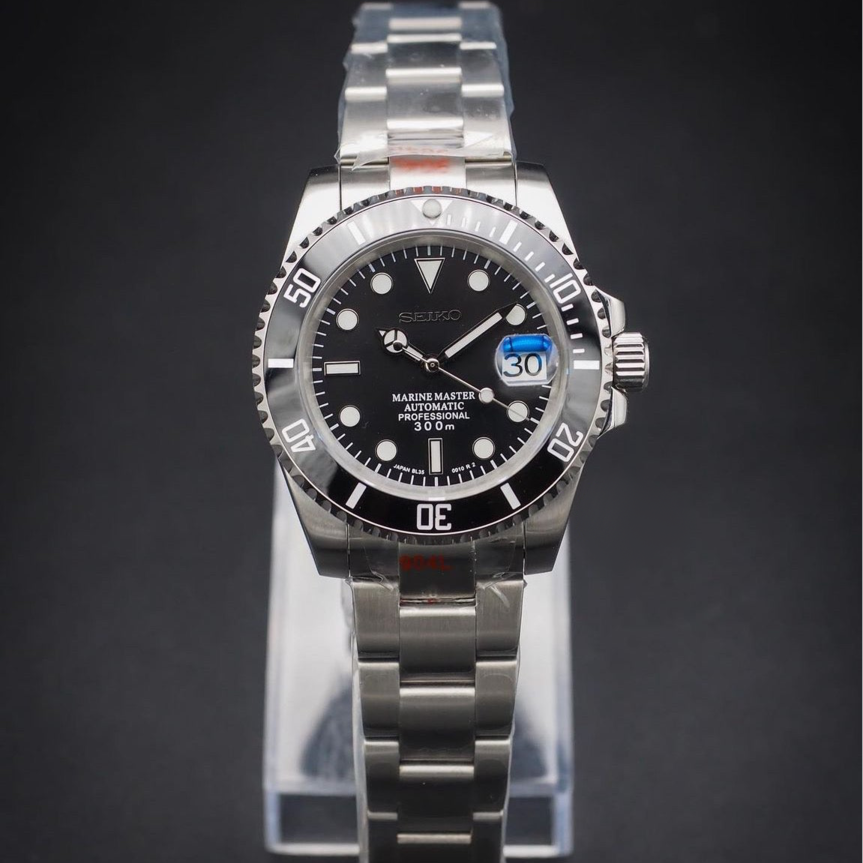 Front view Seiko Mod Submariner Classic Black centered composition with polished steel bracelet
