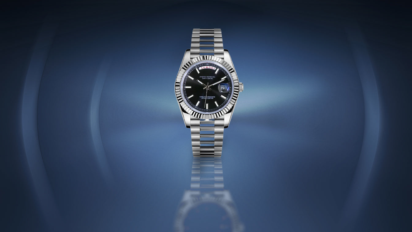 Seiko Moddys Seikodate – stilvolle Mod im Day-Date-Look mit schwarzem Zifferblatt, Datumsanzeige und silbernem Metallarmband, dargestellt vor elegantem blauen Hintergrund.
