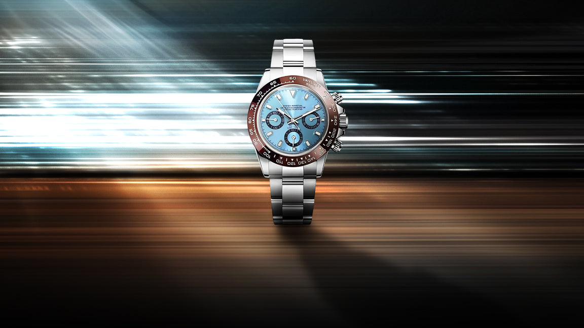 Seiko Moddys Seitona – modifizierte Uhr inspiriert von der Daytona, mit hellblauem Zifferblatt, brauner Lünette und silbernem Armband, präsentiert vor dynamischem Hintergrund.